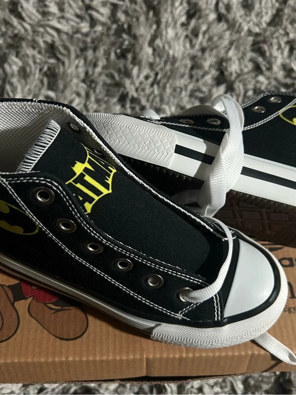 N/A black canvas